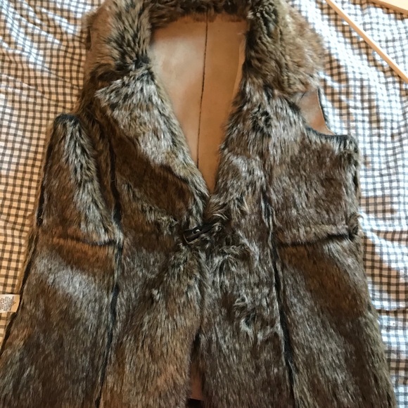 🟢fever faux fur reversible vest!!✨ - Picture 4 of 4